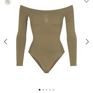 SKIMS Bodysuit off the shoulder. New with tags. Size M